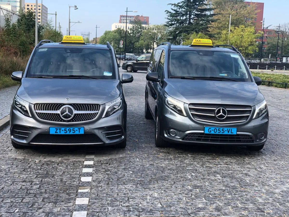 Twee Mercedes taxibussen met taxidaklicht – Taxi Gilze rijdt in Gilze, Rijen en Tilburg
